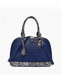 Détail de face du sac bleu motif croco avec poignées serpent et fermoir doré