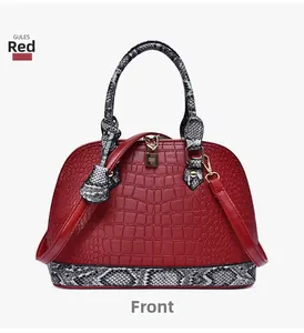 Détail du sac à main rouge texture crocodile avec motifs serpent et cadenas doré chic