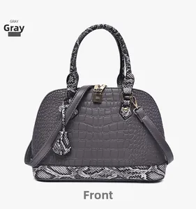 Vue avant d'un sac à main gris en cuir croco avec poignées serpent et fermoir doré chic