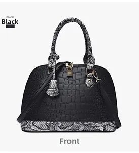 Détail du sac noir motif crocodile avec poignées serpent et fermoir doré chic