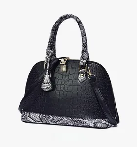 Détail latéral d'un sac à main noir à motif crocodile avec des textures de peau de serpent