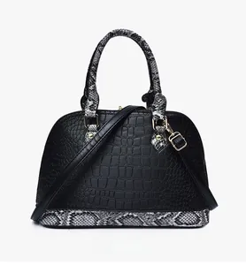Vue arrière du sac à main coquillage avec texture crocodile et détails serpent