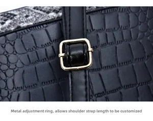 Détail de la boucle dorée ajustable sur sac croco noir avec bandoulière serpent