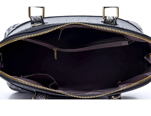 Vue intérieure détaillée du sac à main pour femme avec poche zippée et motif serpent gris