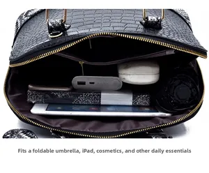 Intérieur spacieux du sac à main gaufré crocodile contenant un iPad et des accessoires