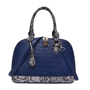 Sac à main bleu à motif crocodile avec poignées en peau de serpent et fermoir doré