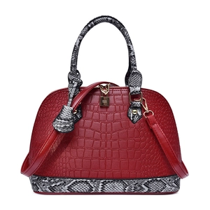 Sac à main rouge foncé avec relief crocodile et détails contrastés en peau de serpent