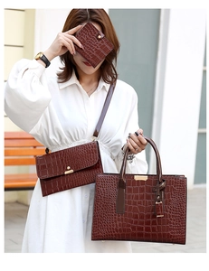 Ensemble détaillé de trois sacs marron foncé gaufrés crocodile avec cabas et bandoulière