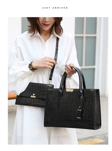 Détails de l'ensemble sac cabas noir motif crocodile et sa pochette avec boucle dorée