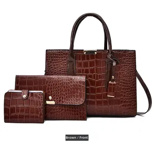 Vue détaillée de l'ensemble sac à main, pochette et portefeuille motif crocodile