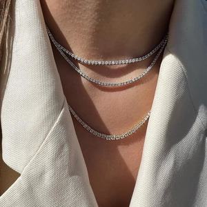 Colliers tennis classiques en tons argent et or sertis de zircons sur une veste de costume