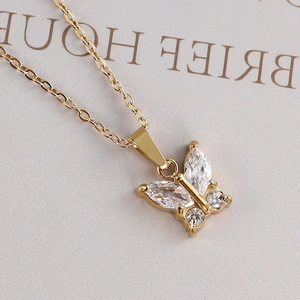 Dettaglio della collana con ciondolo a farfalla in zircone e placcatura oro 18K