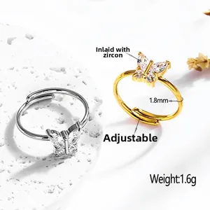 Vista macro degli anelli a farfalla in oro 18K e argento con fascia regolabile da 1,8 mm