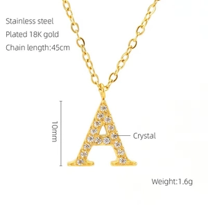 Détail du pendentif lettre A plaqué or 18K avec cristal brillant et chaîne de 45 cm