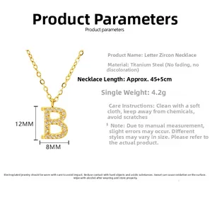 Détail du pendentif lettre B en zircone avec dimensions sur collier en acier titane