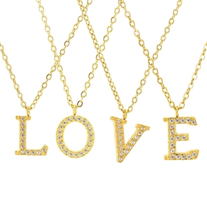 Collier doré avec lettres LOVE et cristaux pavés sur une chaîne minimaliste chic