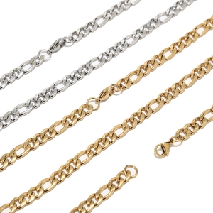 Détail de colliers maille Figaro en or et argent avec fermoirs mousquetons