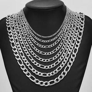 Colliers Figaro en acier inoxydable argenté de diverses largeurs sur mannequin noir