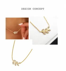 Vue détaillée du collier pendentif feuille dorée avec micro-pavé de pierres précieuses