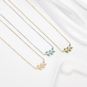 Collier pendentif feuille bohème avec zircon vert et blanc en finition or et argent