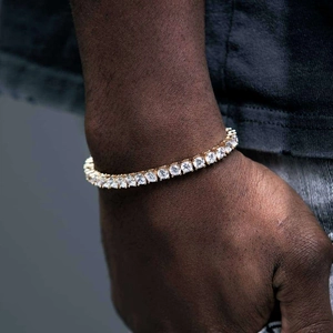 Gros plan du bracelet tennis doré avec cristaux de zircone cubique ronds et brillants