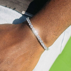 Vue détaillée d'un bracelet tennis étincelant à une rangée avec zircons brillants au poignet