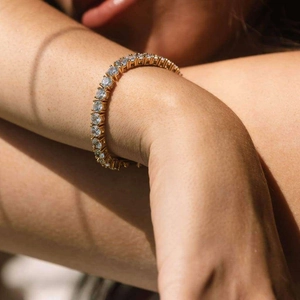 Détail du bracelet tennis doré avec zircons ronds brillants et sertissage à griffes chic