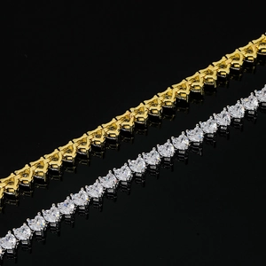 Dettaglio macro dei bracciali tennis con zirconi a forma di cuore in oro e argento
