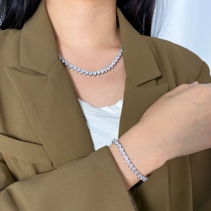 Set catena tennis con zirconi a cuore indossato con un elegante blazer marrone