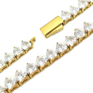 Dettaglio delle pietre in zircone a cuore e della chiusura del bracciale tennis oro