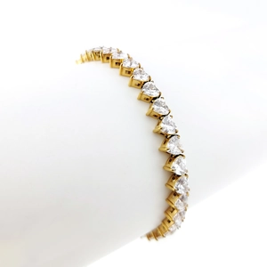 Dettaglio del bracciale tennis placcato oro con pietre di zirconi bianchi a cuore