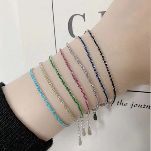 Vista di sette bracciali tennis colorati con zirconi scintillanti e placcatura argento