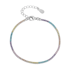 Dettaglio ravvicinato della catena tennis arcobaleno in argento S925 con zirconi colorati