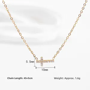 Détail du collier croix dorée avec pendentif horizontal serti de zircons blancs brillants