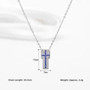 Détail du pendentif croix en argent serti de pierres bleues et blanches, 15x7mm