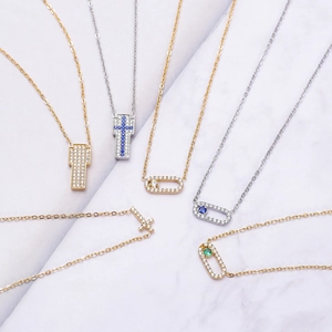 Colliers croix et trombone étincelants en or et argent avec zircons colorés