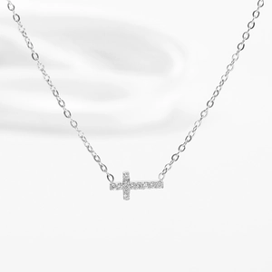 Vue détaillée du collier pendentif croix argenté serti de zircons micro-pave brillants