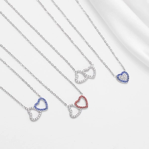 Collane di cuori in acciaio al titanio con zirconi colorati su seta bianca