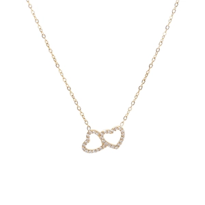 Elegante collana in titanio dorato con pendenti a doppio cuore cavo e zirconi incastonati