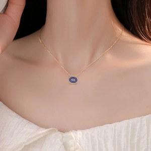 Minimalist square Evil Eye necklace with micro-p鑲ed blue zircon and golden chain link