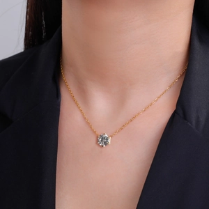 Collier classique en acier plaqué or 18K avec oxyde de zirconium brillant à six griffes