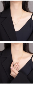 Détail d'un collier en acier inoxydable plaqué or 18 carats avec pendentif en zircon