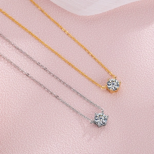 Vue détaillée des pendentifs zircon en finitions or et argent avec chaîne délicate