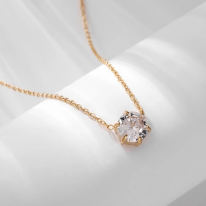 Détail du collier plaqué or 18 carats avec pendentif zircone serti à six griffes