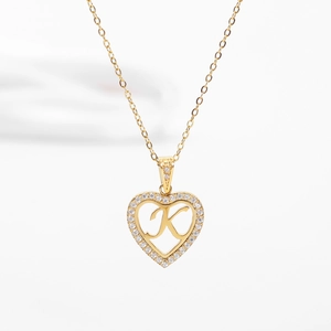 Détail du collier pendentif cœur doré avec lettre K et zircons cubiques scintillants