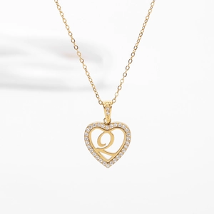 Détail du collier pendentif coeur doré avec lettre Q et zircons brillants incrustés