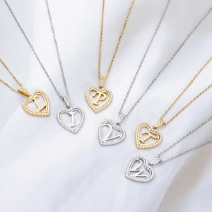 Pendentifs lettre en forme de cœur avec zircons brillants en finitions or et argent