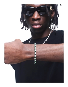 Détail du bracelet tennis pour hommes avec pierres vertes et zircons cubiques blancs