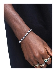 Vue détaillée du bracelet tennis en argent avec zircons carrés blancs et bleus alternés