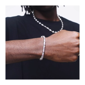 Détail d'un bracelet tennis pour homme en argent avec zircons roses et blancs alternés